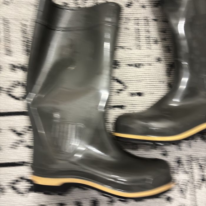 Резиновые сапоги новые