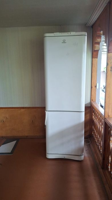 Холодильник Индезит. Доставка есть.