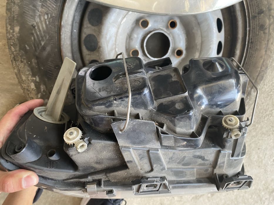 Faruri Audi A6 C5 Hella Unul are o clema rupta