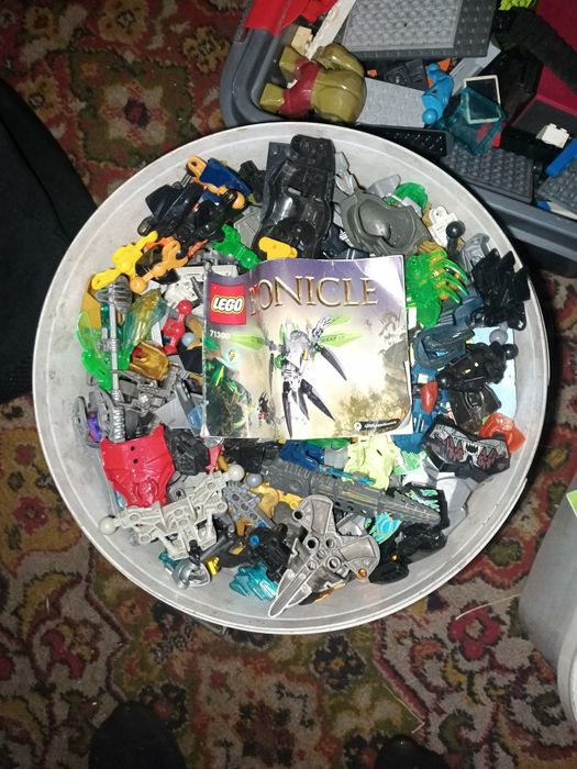 Lego и биониклы.