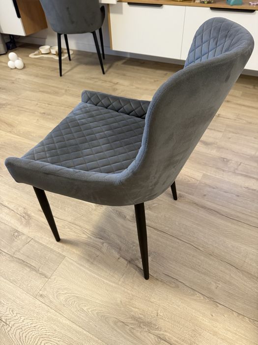 Продавам кухненски столове сиво кадифе