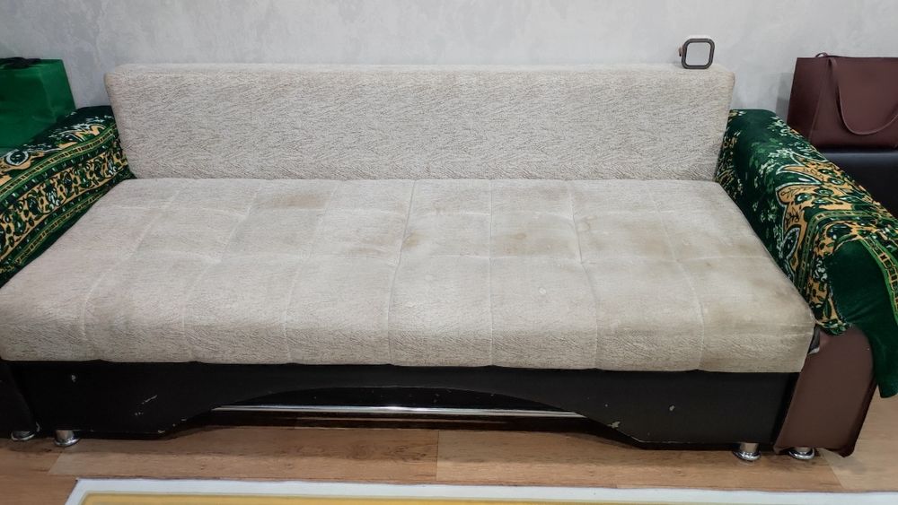 Продам диван Б/У  бежевого цвета. Самовывоз