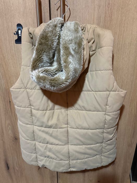 Vestă matlasată bej cu glugă și blană – True Fashion – mărimea M