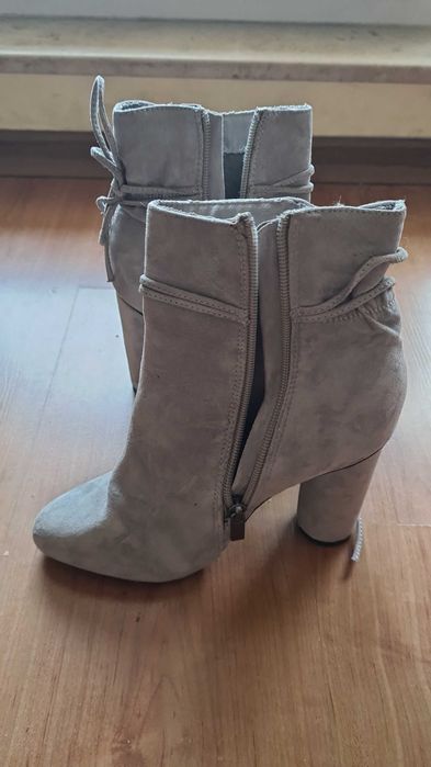 Сиви велурени боти