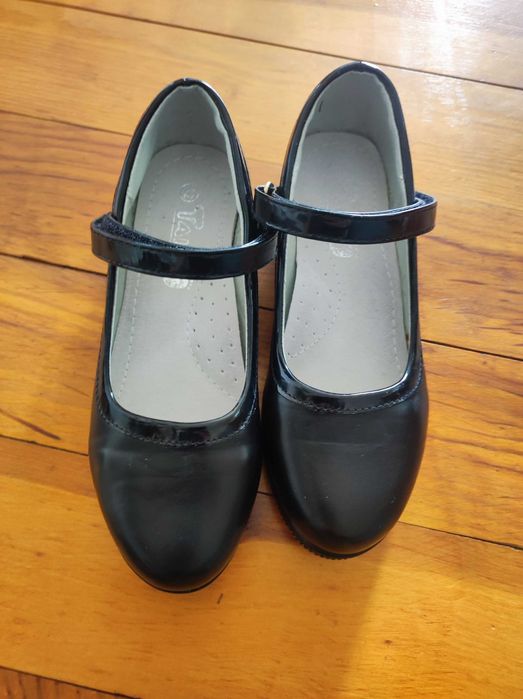Нови черни обувки за момиче