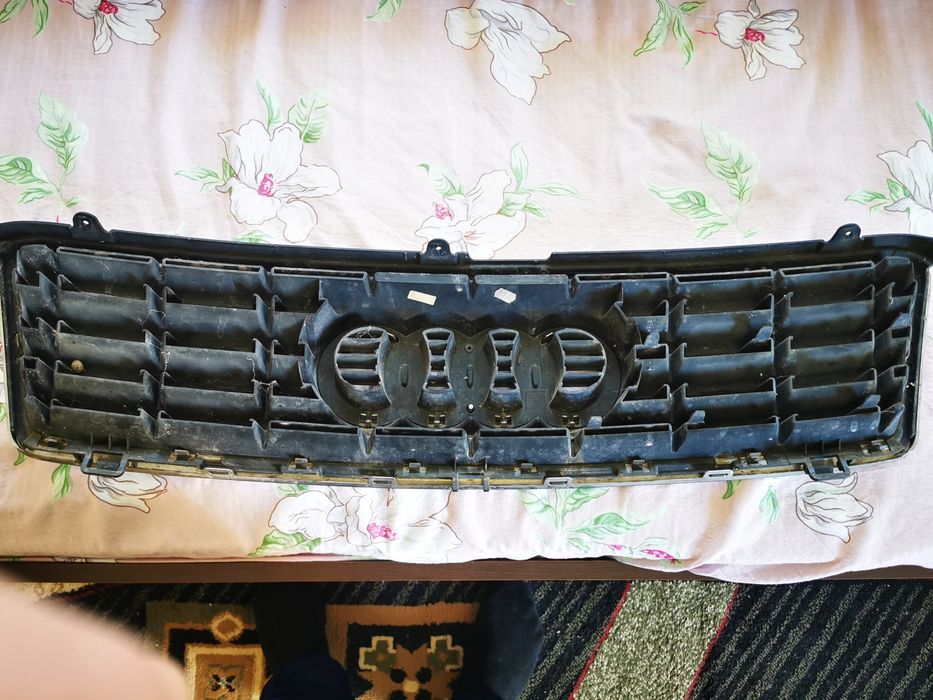 Vand grila capota Audi
