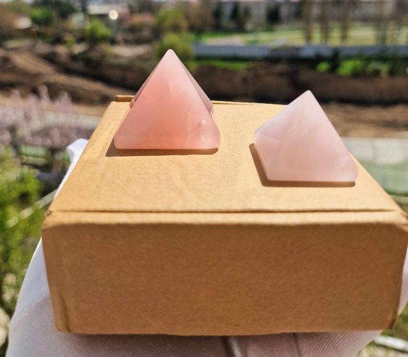 Пирамиды из натуральных камней.