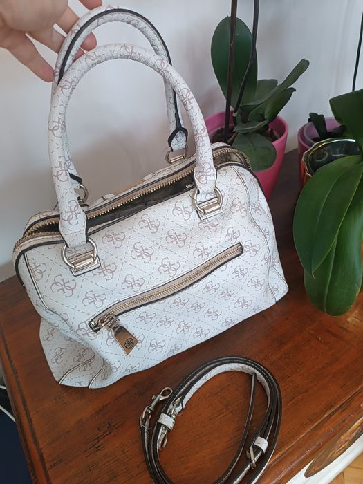 Дамска чанта GUESS