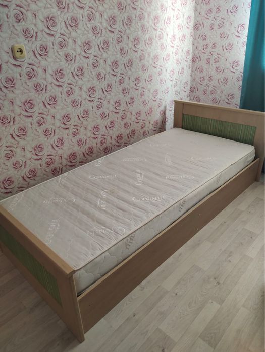кровать с матрасом