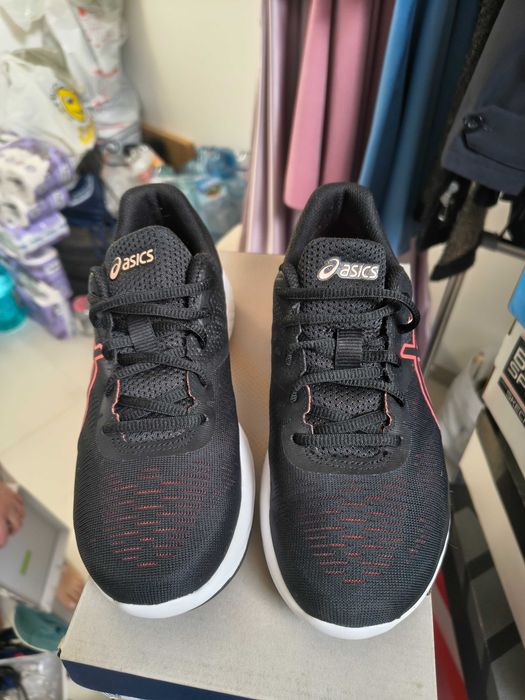 Vând adidași Asics