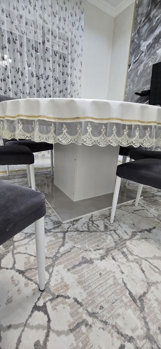 Стол и стулья в комплекте