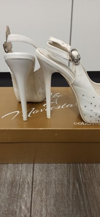 Дамски бели обувки