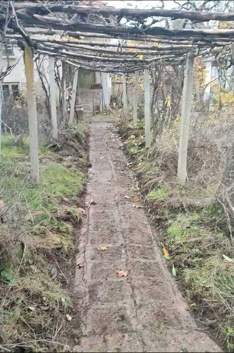 Две къщи с голям двор, стопанска постройка и самостоятелен геран в с. Хотница, обл. Велико Търново