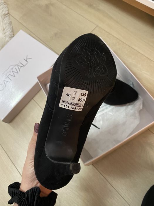 Черни велурени боти на ток Catwalk