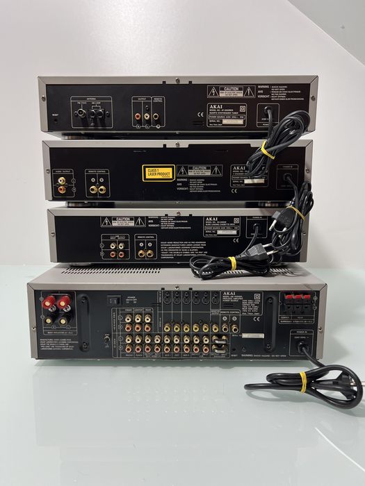 Linie Akai: Amplificator Audio-Video AM-4000, Dublu deck AKAI DX-3000W, Tuner AKAI AT-3000RDS, CD-Player AKAI CD-3000C cu 7 CD-uri