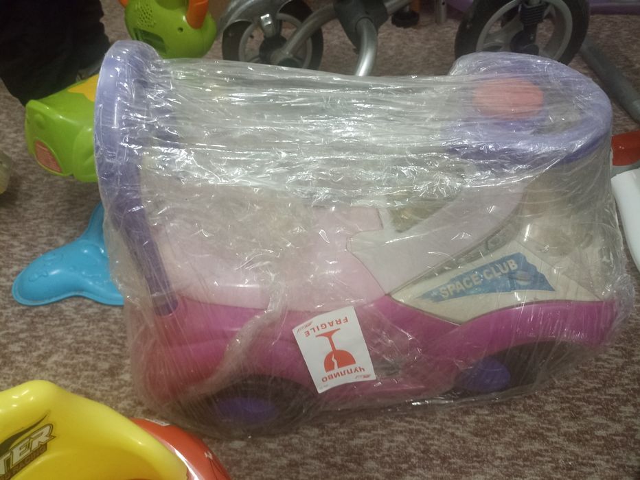 Детски и бебешки аксесоари и играчки.