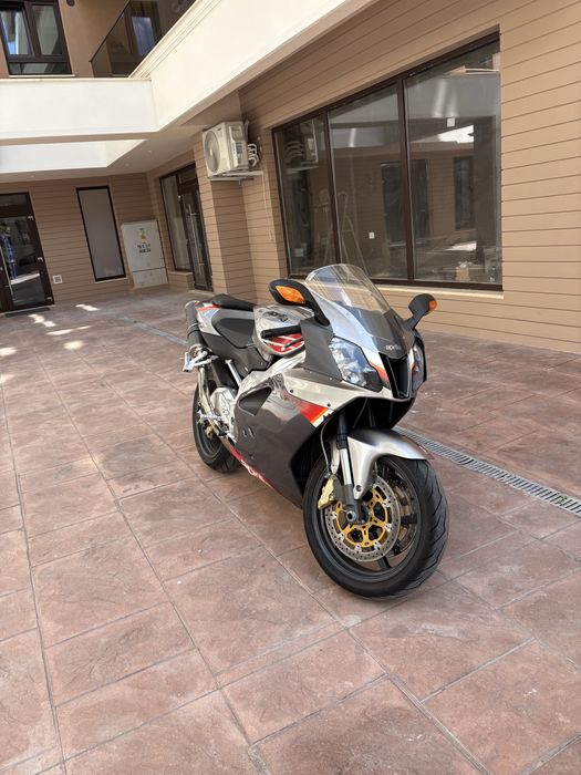 Aprilia rsv 1000rr