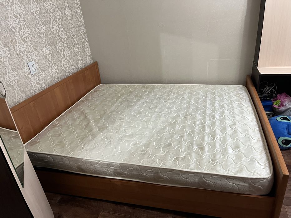 Кровать вместе с матрасом