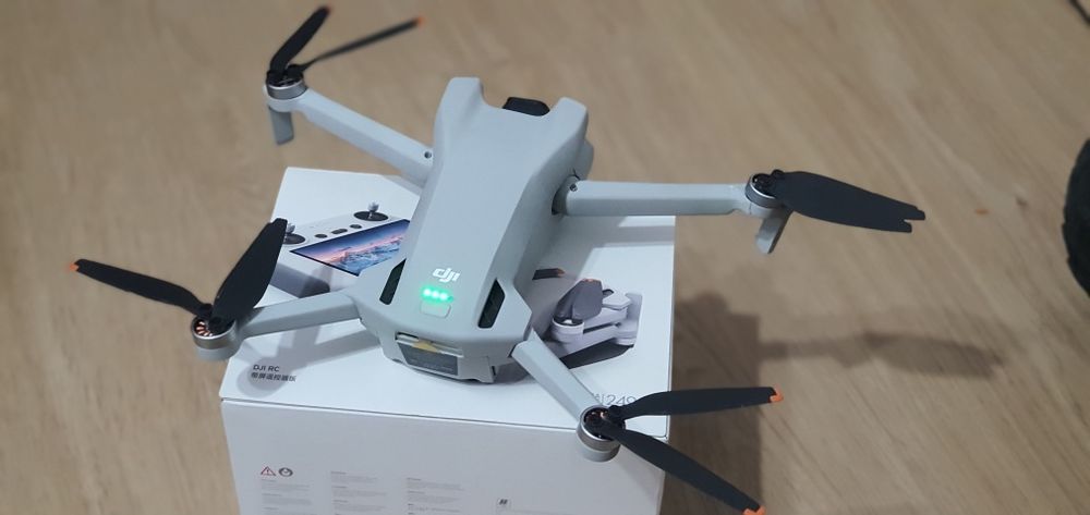 DJI Mini 3 + DJI RC cu Ecran + Accesorii