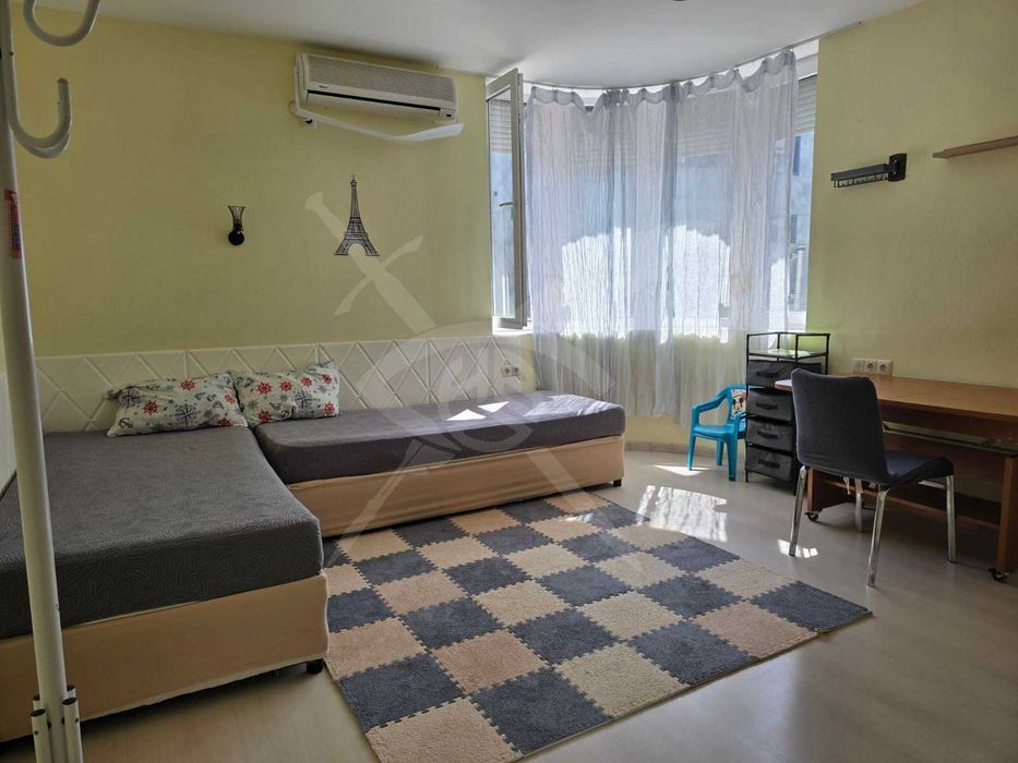 Дава се под наем Тристаен апартамент в Бургас, Център - 60 кв.м за 698.19 € - Снимка #1