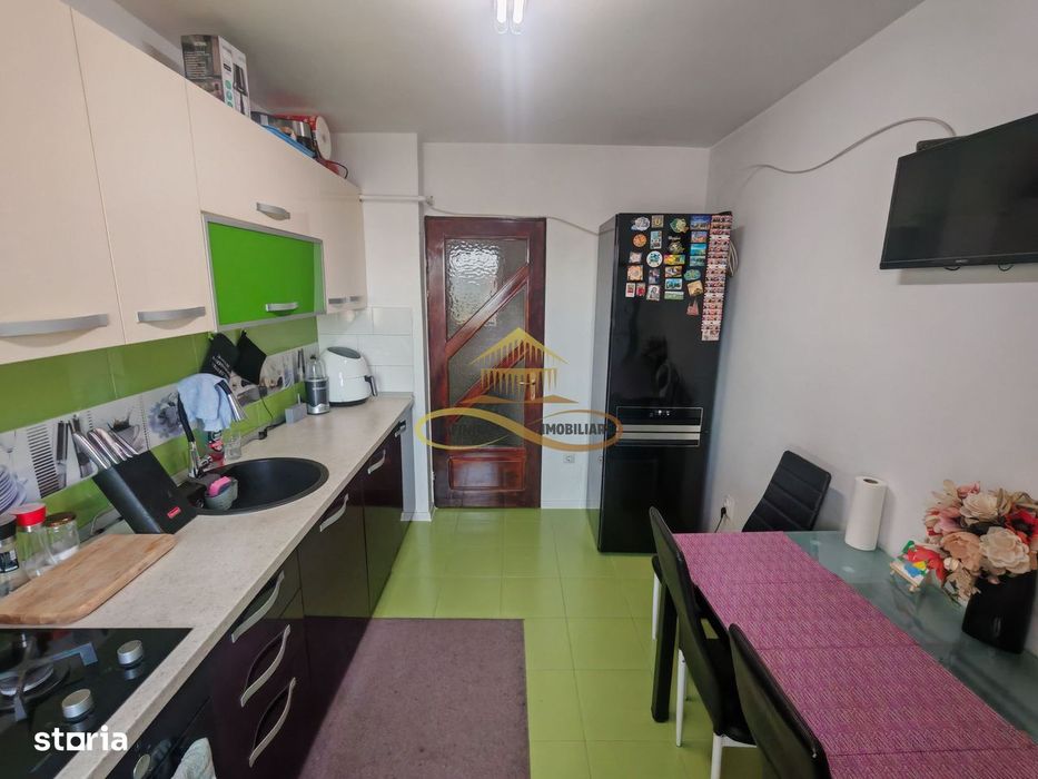 Vând apartament cu 3 camere decomandate in centrul orașului Bacau