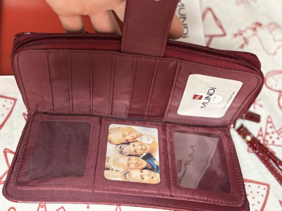 Чисто нов голям червен портфейл на цена 30 лв.