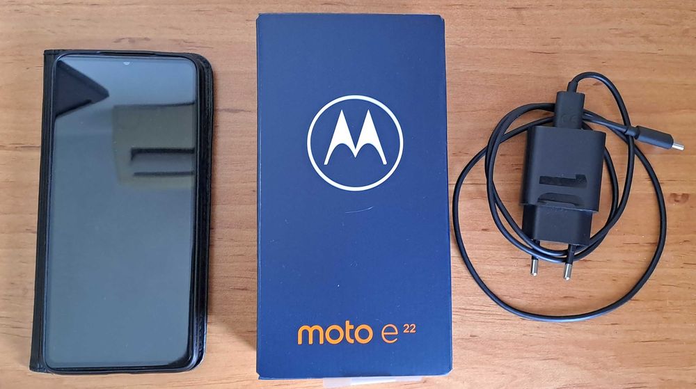 Продавам смартфон Motorola E22 64GB + 4GB RAM в отлично състояние
