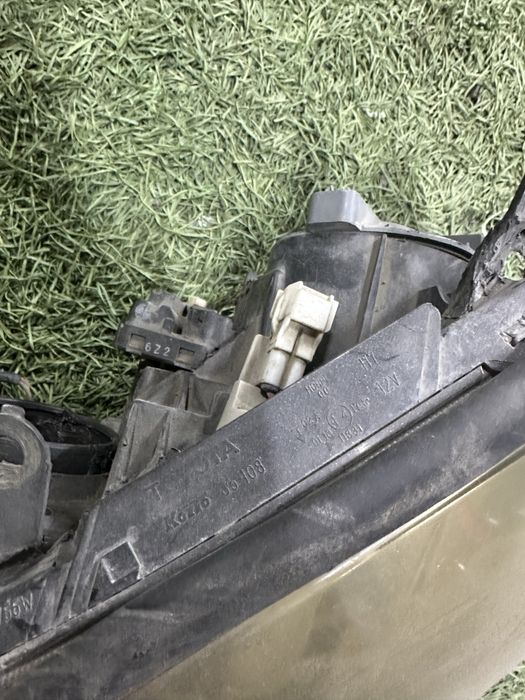 Фара авенсис левая