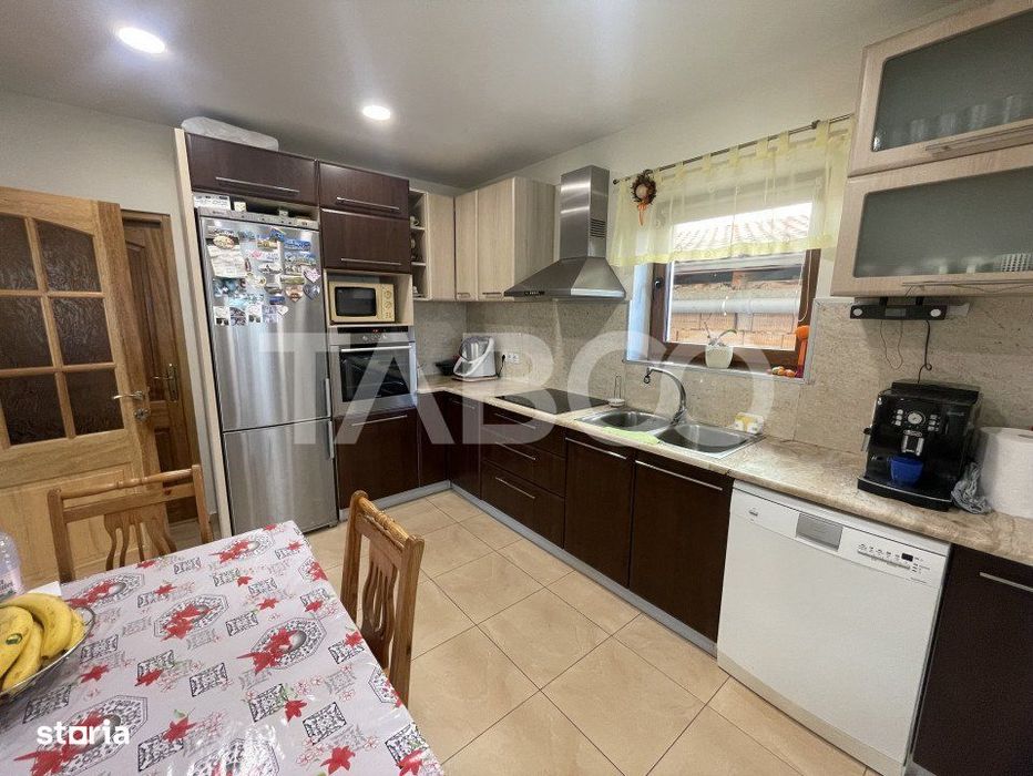 Casa individuala 4 camere 135 mpu garaj pivnita teren 588 mp Sura Mare