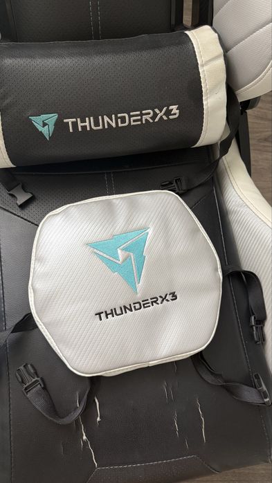 Продам компьютерный игровой стул ThunderX3