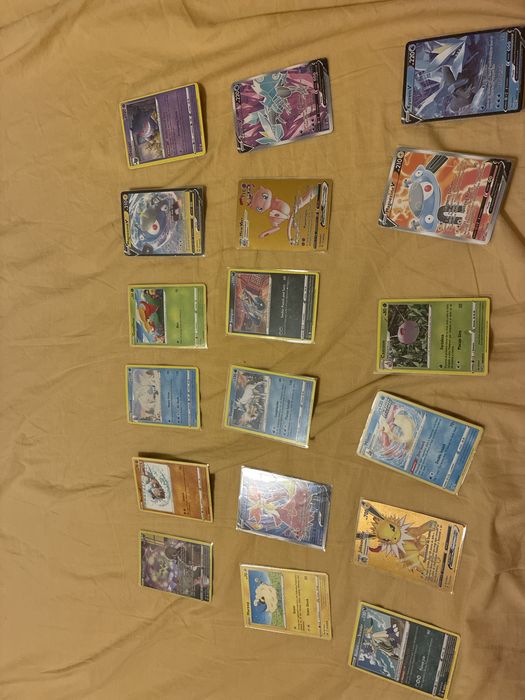 Pokemon карти + предпазно пакетче с 100 protective sleeves и v star карта о 3 талона за покемон гоу ПОДАРЪК КУТИЙКА ЗА СЪХРАНЕНИЕ НА КАРТИ