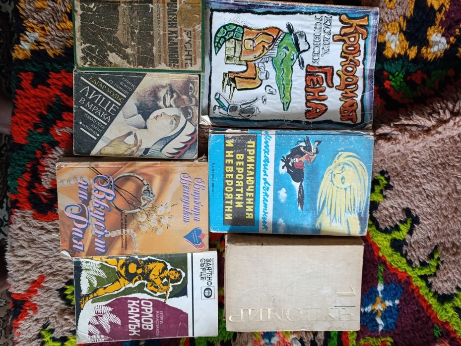 Продавам книги ,стари