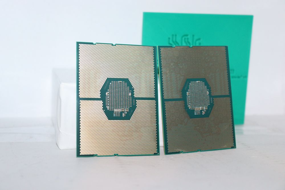 2 x Procesor Intel Xeon Silver 4214R 12C/ 24 Th 2.4/3.5 GHz 100W