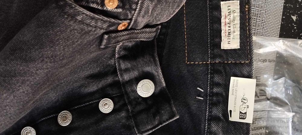 Дънки мъжки Levi's 501     32 x  32 чисто нови, непробвани. Черни и тъмносини