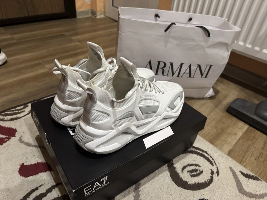 Armani 43 white може и бартер за нещо 42
