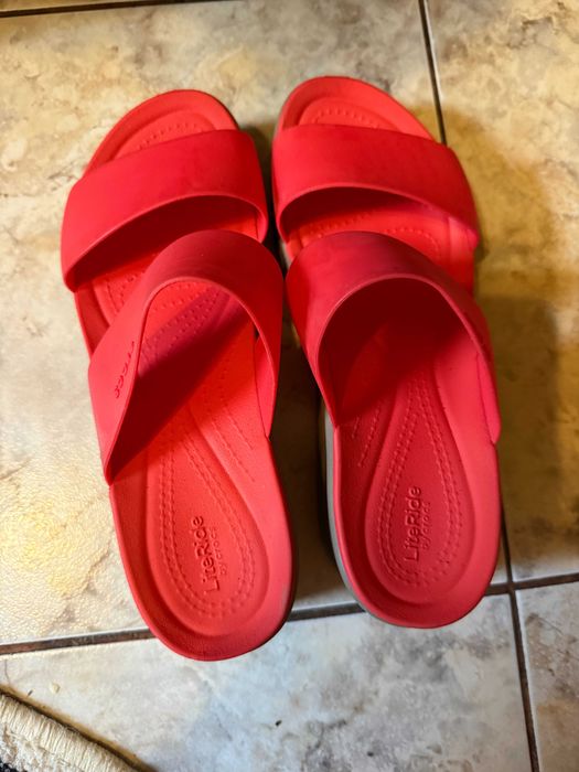 Papucii Crocs Brooklyn Mid Wedge Rosu