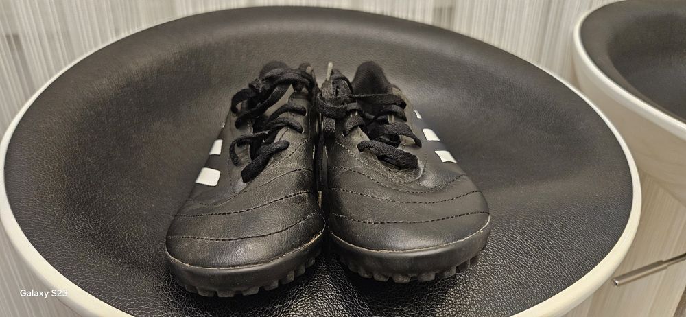 Продавам футболни обувки тип стоножки  34 номер