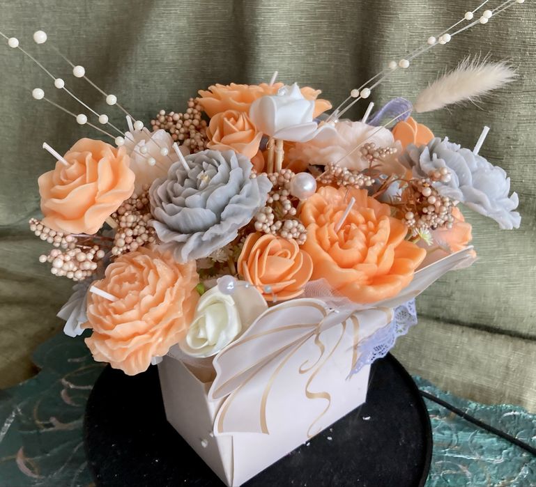 Луксозен букет от соеви  свещи в тюркоаз и бяло – ръчна изработка