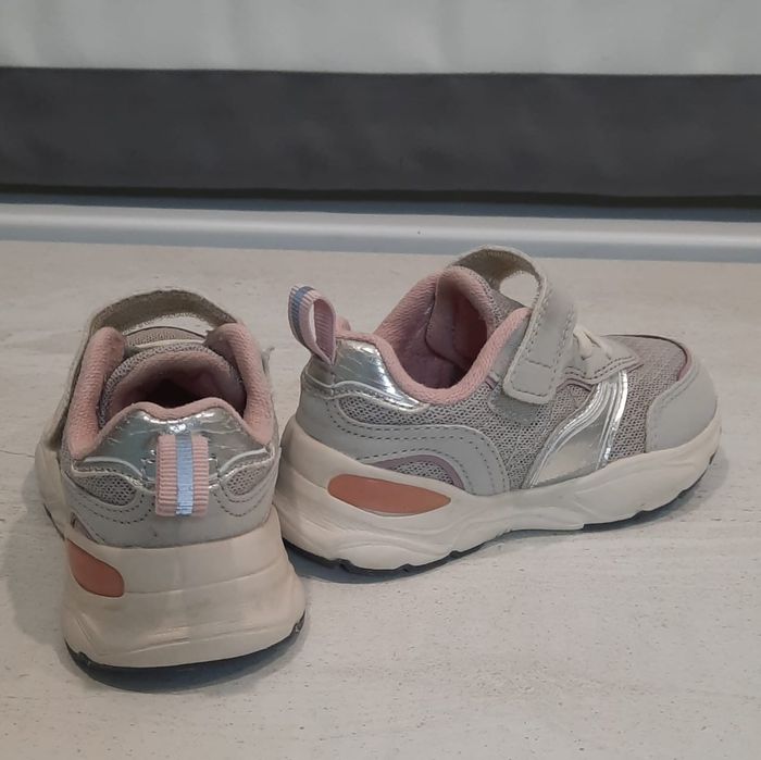 Продам детские кроссовки