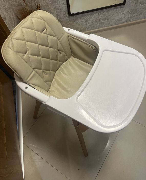 Компактен дървен стол за хранене