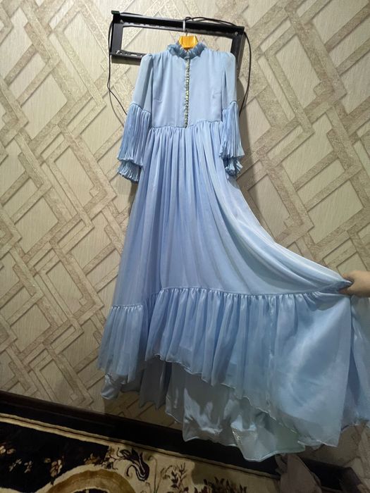 Yuz ochti marosimida kiyilgan ansanbl ko’ylak chop’on  bilan