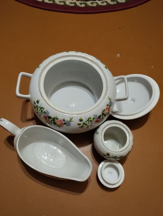 Супница, соусница и сахарница.