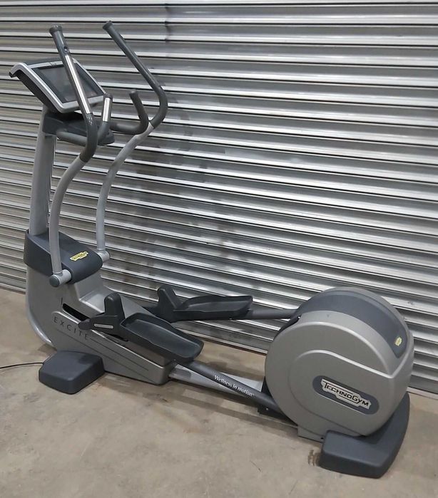 Кростренажор TECHNOGYM SYNCHRO Excite 700 TV, наличен