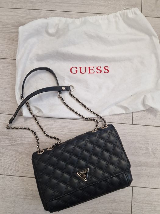 Оригинилна дамска чанта Guess с противопрахова торбичка