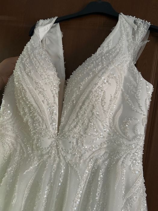 Булчинска разкроена бяла рокля