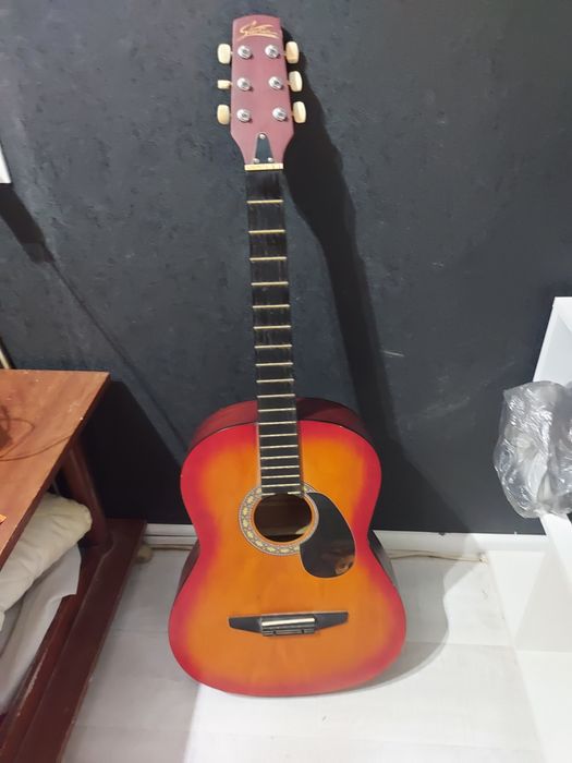 Продам акустическую гитару