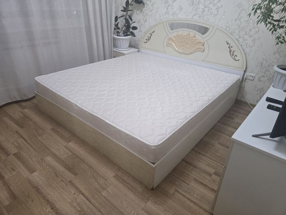 Продам спальный гарнитур