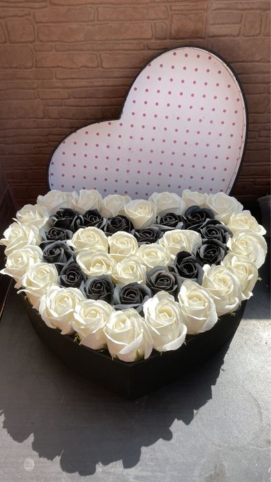 Cutie inima cu trandafiri artificiali - negru cu alb