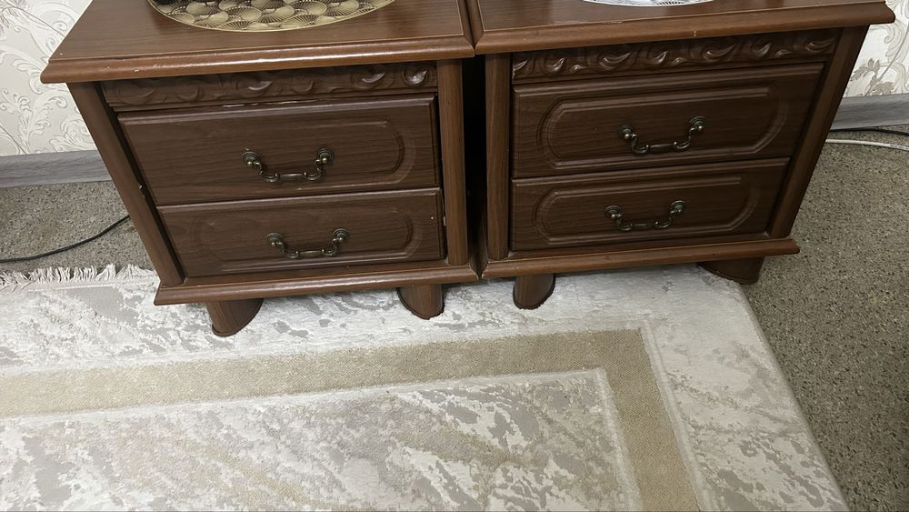 Продам тумбы и зеркало.