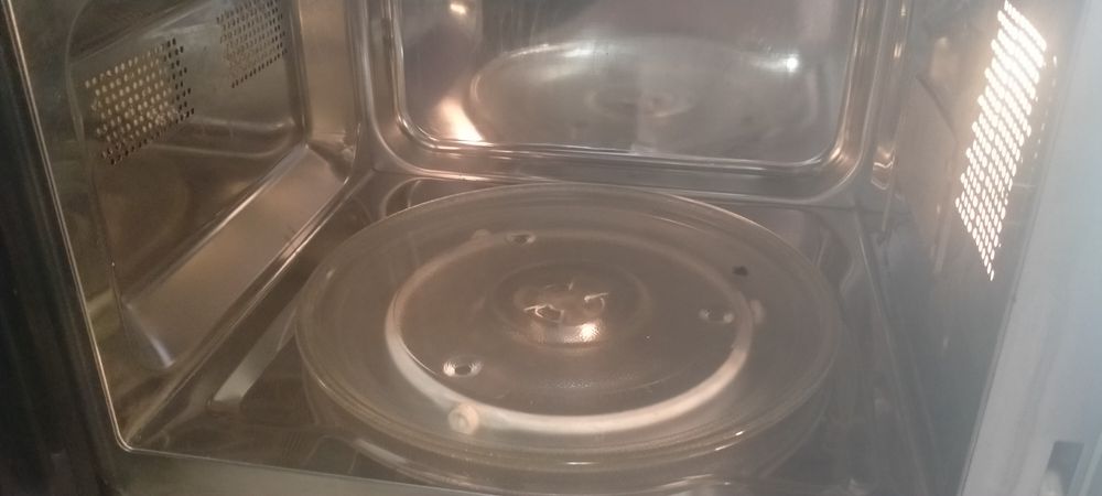 Микроволновая печь Elenberg.